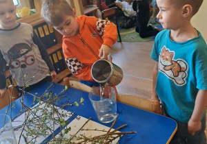 Na zdjęciu widać dzieci podczas zabaw badawczych.