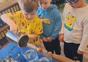 Na zdjęciu widać dzieci podczas zabaw badawczych.