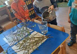 Na zdjęciu widać dzieci podczas zabaw badawczych.