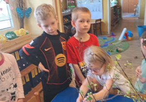 Na zdjęciu widać dzieci podczas zabaw badawczych.