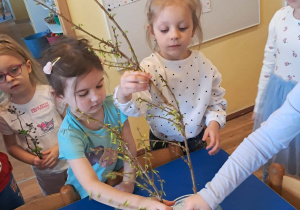 Na zdjęciu widać dzieci podczas zabaw badawczych.
