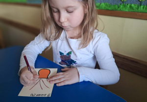 Na zdjęciu widać dzieci podczas zabaw badawczych.