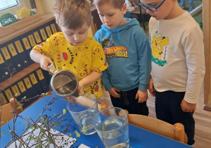 Na zdjęciu widać dzieci podczas zabaw badawczych.