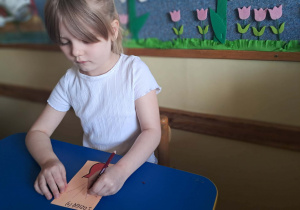 Na zdjęciu widać dzieci podczas zabaw badawczych.