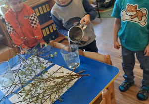 Na zdjęciu widać dzieci podczas zabaw badawczych.