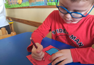 Na zdjęciu widać dzieci podczas zabaw badawczych.