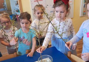 Na zdjęciu widać dzieci podczas zabaw badawczych.