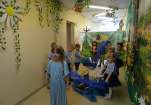 Na zdjęciu widać występ rodziców i dzieci pt. "Bajka o wodzie"