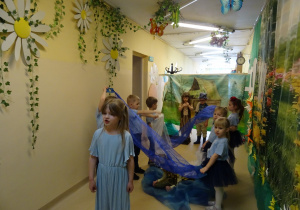 Na zdjęciu widać występ rodziców i dzieci pt. "Bajka o wodzie"