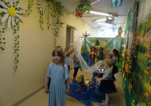 Na zdjęciu widać występ rodziców i dzieci pt. "Bajka o wodzie"