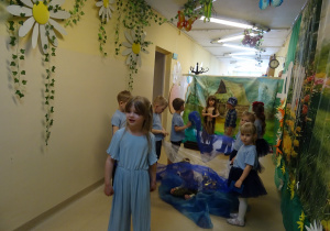 Na zdjęciu widać występ rodziców i dzieci pt. "Bajka o wodzie"