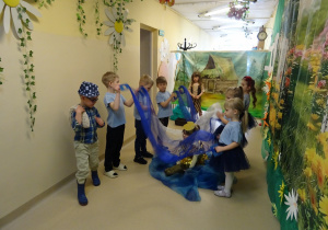 Na zdjęciu widać występ rodziców i dzieci pt. "Bajka o wodzie"