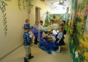 Na zdjęciu widać występ rodziców i dzieci pt. "Bajka o wodzie"