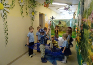 Na zdjęciu widać występ rodziców i dzieci pt. "Bajka o wodzie"