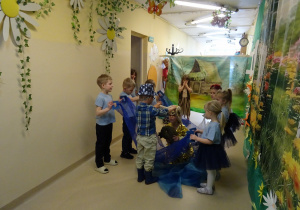 Na zdjęciu widać występ rodziców i dzieci pt. "Bajka o wodzie"