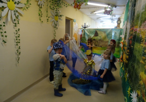 Na zdjęciu widać występ rodziców i dzieci pt. "Bajka o wodzie"