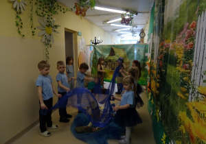 Na zdjęciu widać występ rodziców i dzieci pt. "Bajka o wodzie"