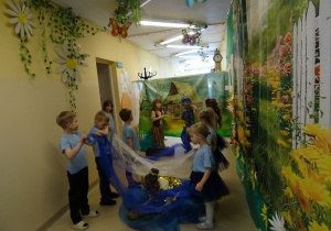 Na zdjęciu widać występ rodziców i dzieci pt. "Bajka o wodzie"