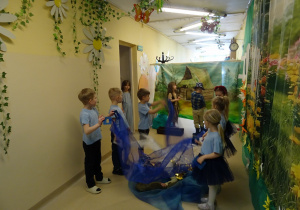 Na zdjęciu widać występ rodziców i dzieci pt. "Bajka o wodzie"