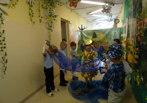 Na zdjęciu widać występ rodziców i dzieci pt. "Bajka o wodzie"