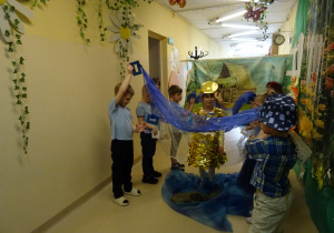 Na zdjęciu widać występ rodziców i dzieci pt. "Bajka o wodzie"