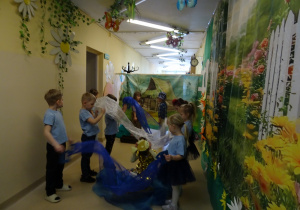 Na zdjęciu widać występ rodziców i dzieci pt. "Bajka o wodzie"