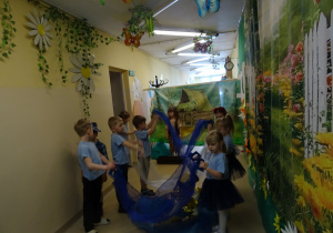 Na zdjęciu widać występ rodziców i dzieci pt. "Bajka o wodzie"