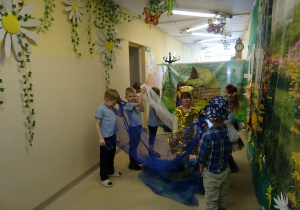 Na zdjęciu widać występ rodziców i dzieci pt. "Bajka o wodzie"