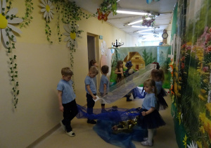 Na zdjęciu widać występ rodziców i dzieci pt. "Bajka o wodzie"