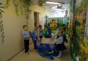 Na zdjęciu widać występ rodziców i dzieci pt. "Bajka o wodzie"