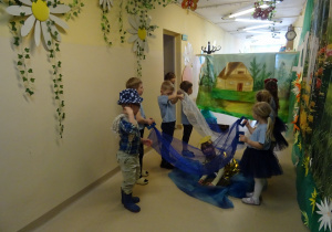 Na zdjęciu widać występ rodziców i dzieci pt. "Bajka o wodzie"