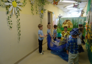 Na zdjęciu widać występ rodziców i dzieci pt. "Bajka o wodzie"