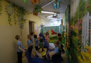 Na zdjęciu widać występ rodziców i dzieci pt. "Bajka o wodzie"