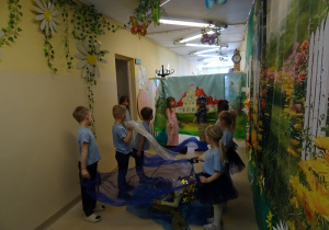 Na zdjęciu widać występ rodziców i dzieci pt. "Bajka o wodzie"