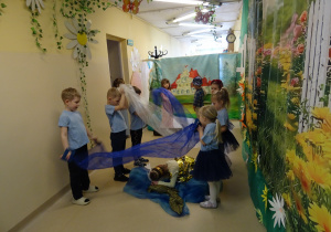 Na zdjęciu widać występ rodziców i dzieci pt. "Bajka o wodzie"