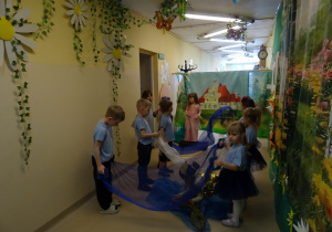 Na zdjęciu widać występ rodziców i dzieci pt. "Bajka o wodzie"