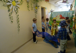 Na zdjęciu widać występ rodziców i dzieci pt. "Bajka o wodzie"