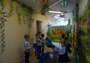 Na zdjęciu widać występ rodziców i dzieci pt. "Bajka o wodzie"