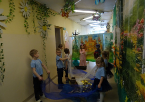 Na zdjęciu widać występ rodziców i dzieci pt. "Bajka o wodzie"