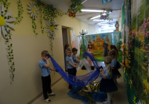 Na zdjęciu widać występ rodziców i dzieci pt. "Bajka o wodzie"