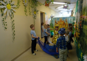 Na zdjęciu widać występ rodziców i dzieci pt. "Bajka o wodzie"