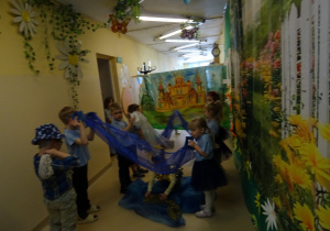 Na zdjęciu widać występ rodziców i dzieci pt. "Bajka o wodzie"