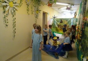 Na zdjęciu widać występ rodziców i dzieci pt. "Bajka o wodzie"