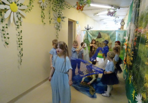 Na zdjęciu widać występ rodziców i dzieci pt. "Bajka o wodzie"