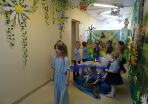 Na zdjęciu widać występ rodziców i dzieci pt. "Bajka o wodzie"