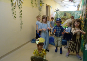 Na zdjęciu widać występ rodziców i dzieci pt. "Bajka o wodzie"