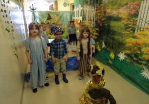 Na zdjęciu widać występ rodziców i dzieci pt. "Bajka o wodzie"