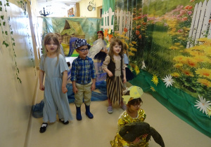 Na zdjęciu widać występ rodziców i dzieci pt. "Bajka o wodzie"