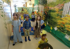 Na zdjęciu widać występ rodziców i dzieci pt. "Bajka o wodzie"