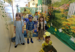 Na zdjęciu widać występ rodziców i dzieci pt. "Bajka o wodzie"